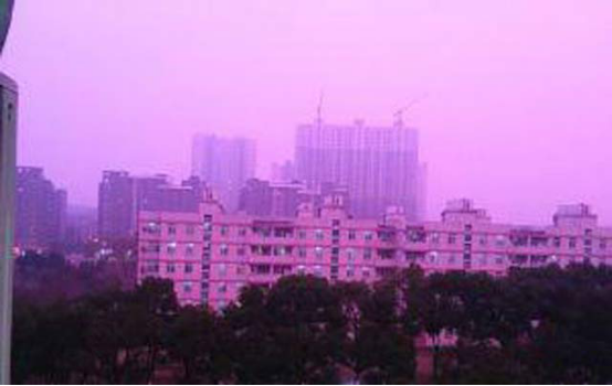 南京现玫红色雾霾现象