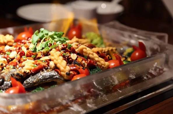芳沁百味焖锅烤鱼加盟