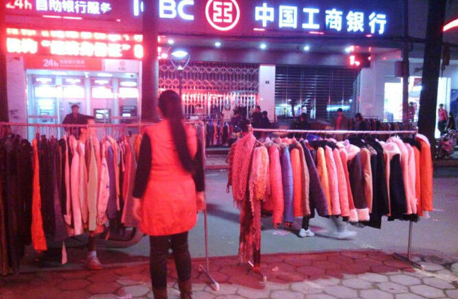 擺地?cái)傎u衣服