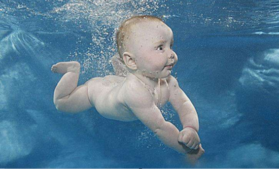 婴儿游泳