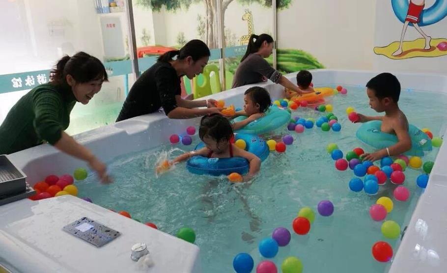 幼儿们在游泳馆中愉快的玩耍