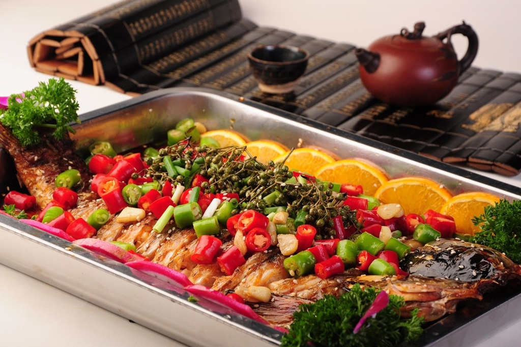 蜀江烤鱼采用新鲜活鱼为原料，制作餐品