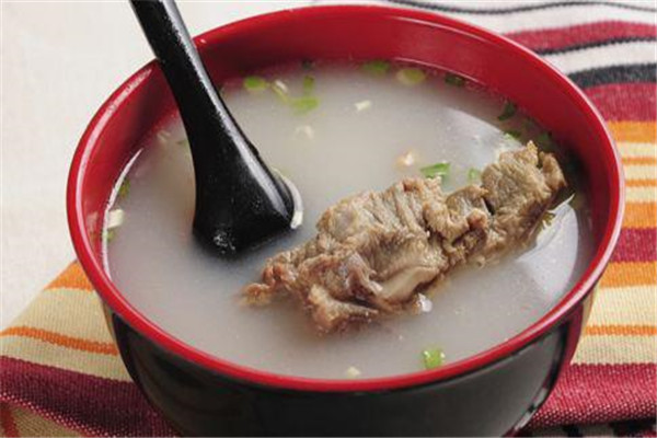 菜饭骨头汤是常见的快捷餐品