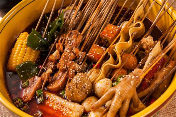 冷锅串串香有多种食材，供食客选择