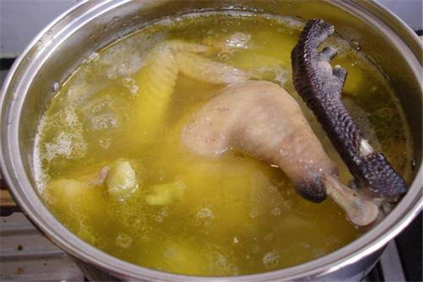油饼母鸡汤选用上等乌骨鸡，熬制鸡汤