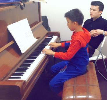 the one智能钢琴加盟图片