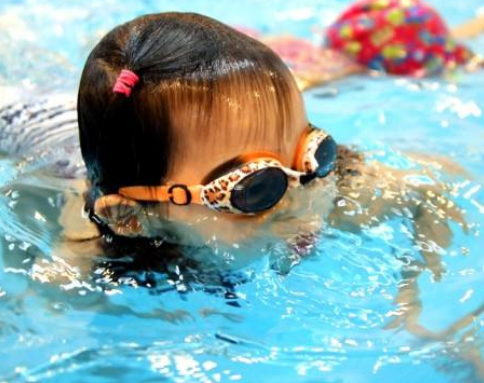 三瑟海婴儿游泳水育早教加盟实例图片