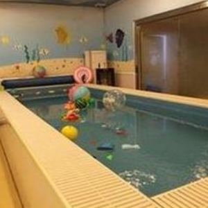 童话雨婴儿游泳馆