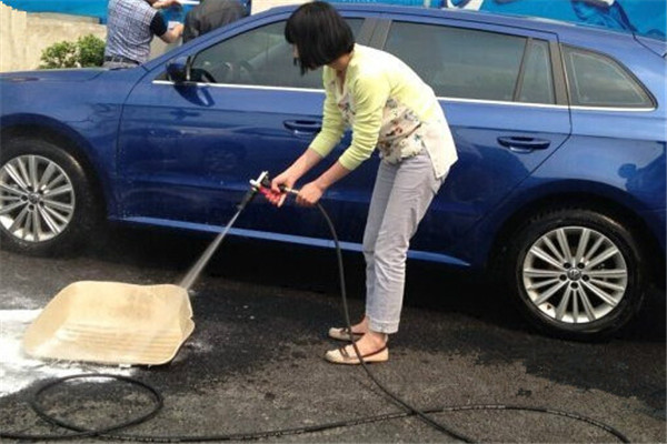 自助洗车方式，正逐步被大众接受