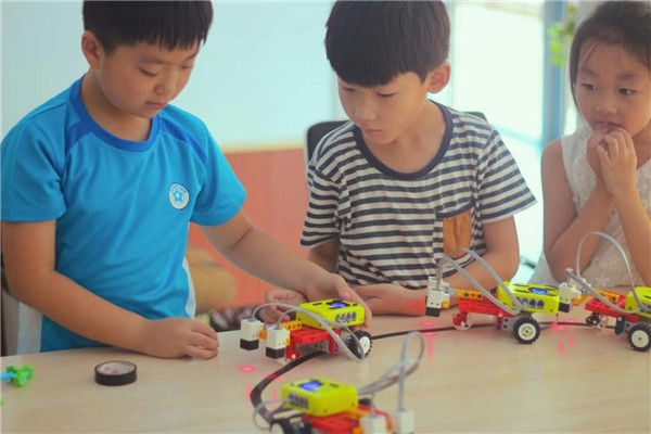 机器人教育可培养青少年动手能力