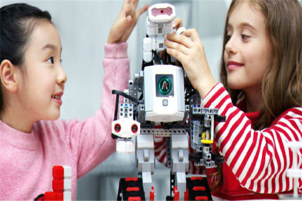 机器人教育可开发儿童智力