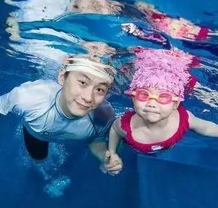 海斯威国际亲子游泳加盟图片