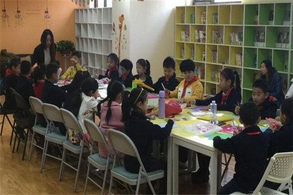 荷叶伞教育，日常教学场景