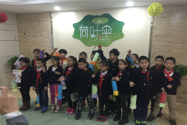 荷叶伞教育学员集体合影