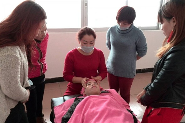 欧蔓尼美容化妆加盟