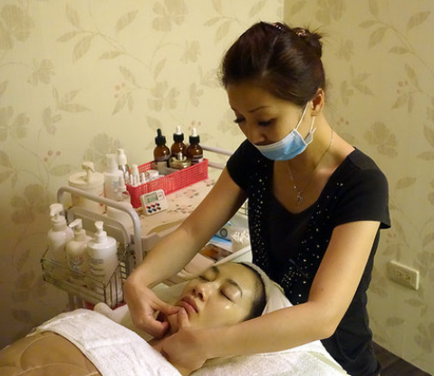 纤璐经典色彩感知SPA馆店面效果图