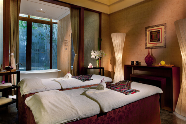 依然美容養(yǎng)生館加盟