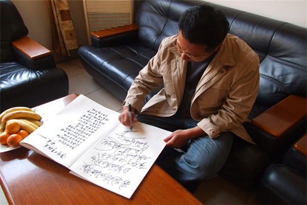 李阳先生正在签名