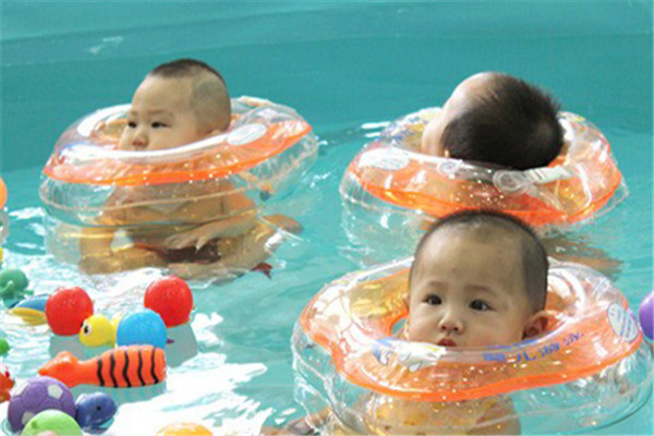 婴儿游泳展示