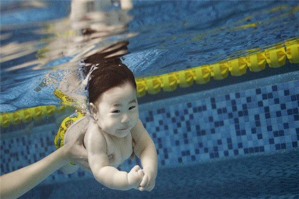 婴儿游泳体验展示
