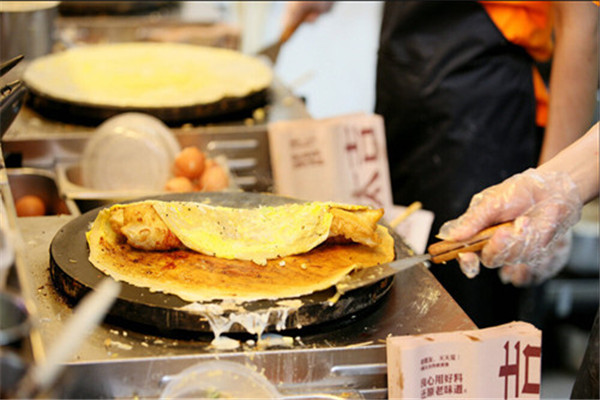 煎饼果子制作过程展示