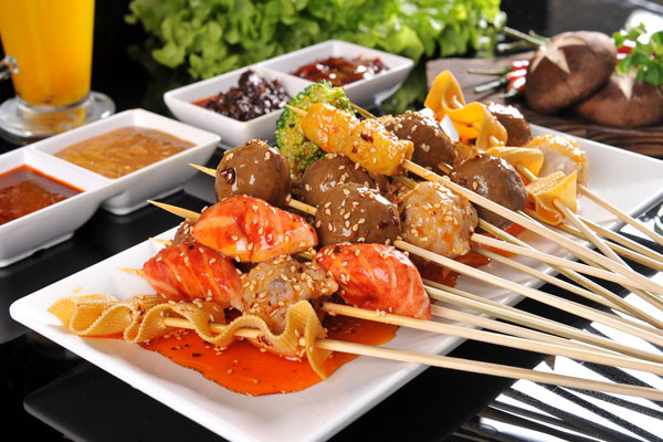 冷锅串串是近年来流行的餐品