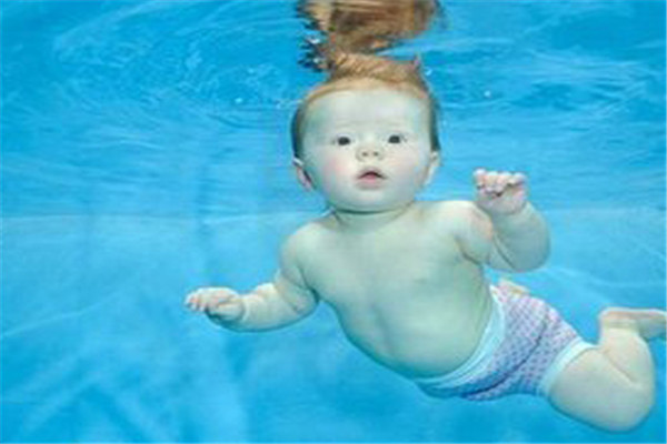 婴儿游泳.jpg