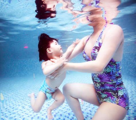 婴乐士亲子游泳加盟图片
