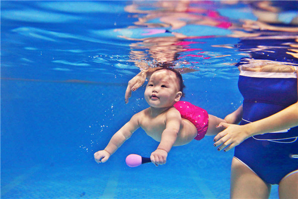 婴儿游泳.jpg