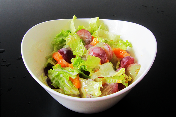 沙拉中含有多种微量元素，有益人体健康