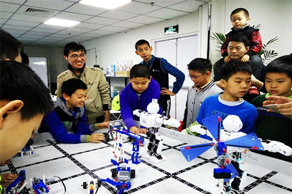 机器人教育可开发青少年智力