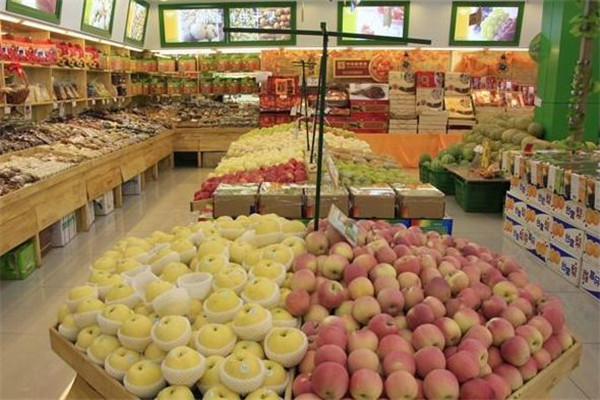 水果店提供多种新鲜水果出售