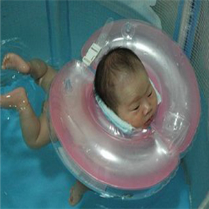 运动小子婴儿游泳
