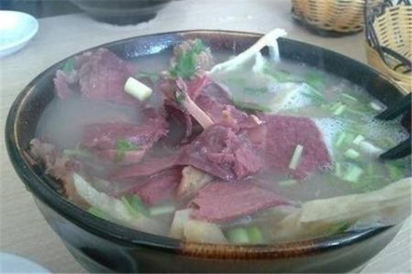 驴肉汤是畅销市场多年的美食