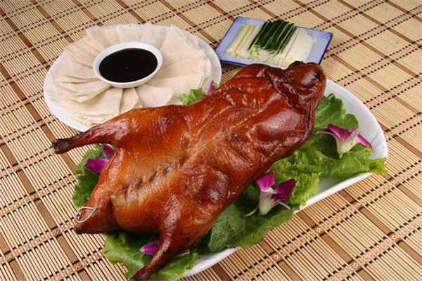 北京烤鸭具有外焦里嫩的特点