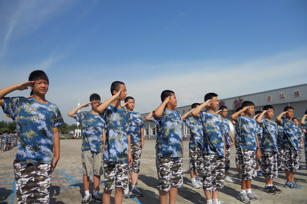 青少年军事夏令营受欢迎