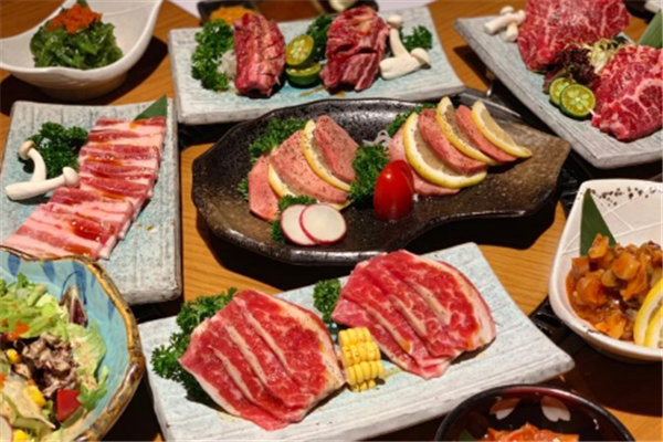牛匠鱼住日本料理炭火烤肉加盟