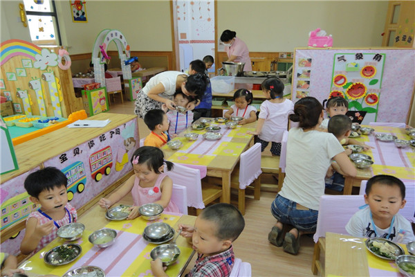 华夏未来幼儿园的学员正在用餐