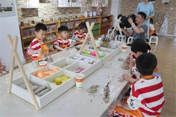 康樂藝術(shù)幼兒園加盟