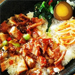 小饭桶焖肉饭中式快餐加盟图片