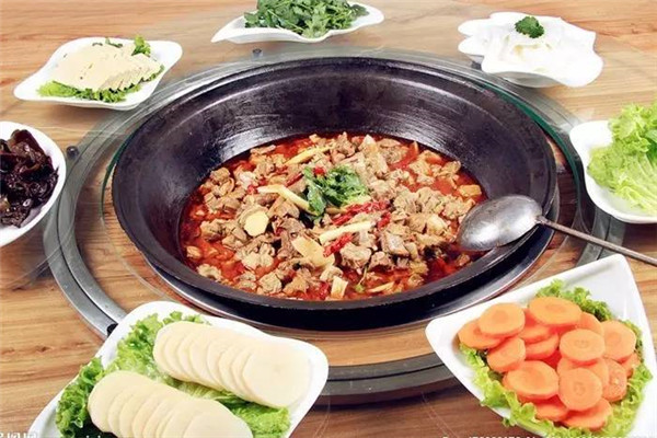 铁锅炖是热销的风味餐品