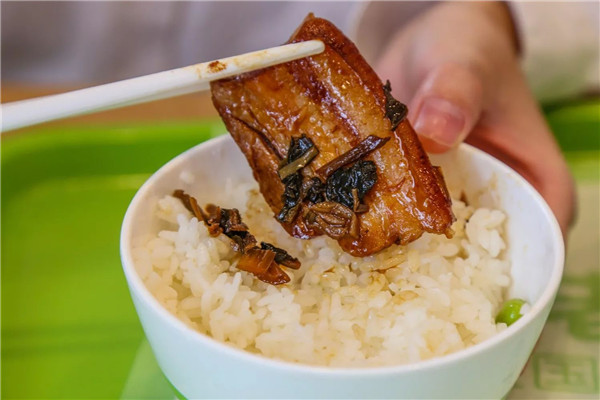 乐乐黄焖鸡米饭是大众熟悉的品牌