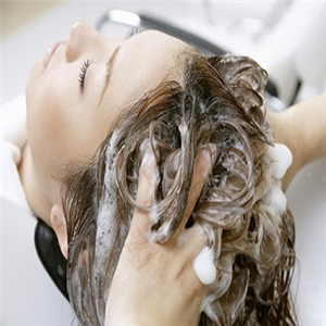  Washing hair with traditional Chinese medicine