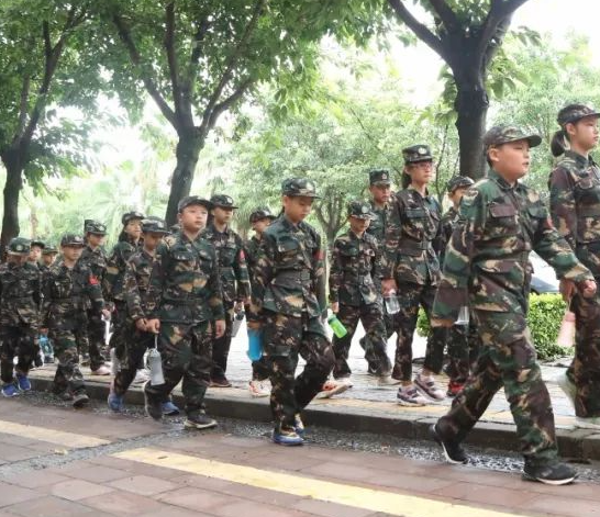 戰(zhàn)狼軍事夏令營加盟圖片