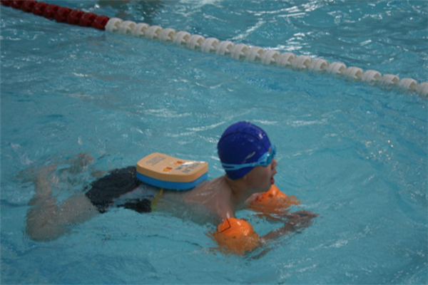 泳网体育<span style='background-color:yellow;vertical-align:baseline;'>专业</span>游泳培训加盟