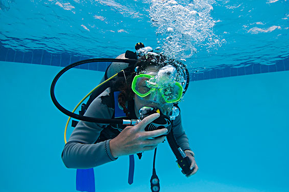 深潜国际游泳培训加盟图片