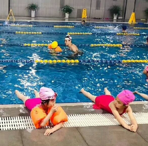 趣泳游游泳培训俱乐部加盟实例图片