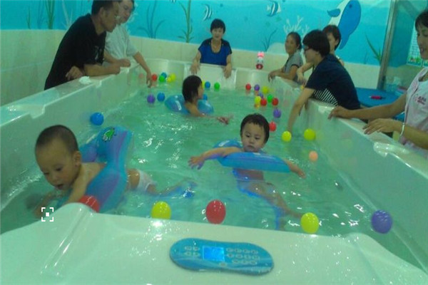婴儿爱游泳馆加盟