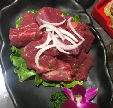 刀叉牛肉火锅店