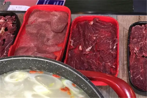 彩鹿鲜牛肉自助火锅加盟